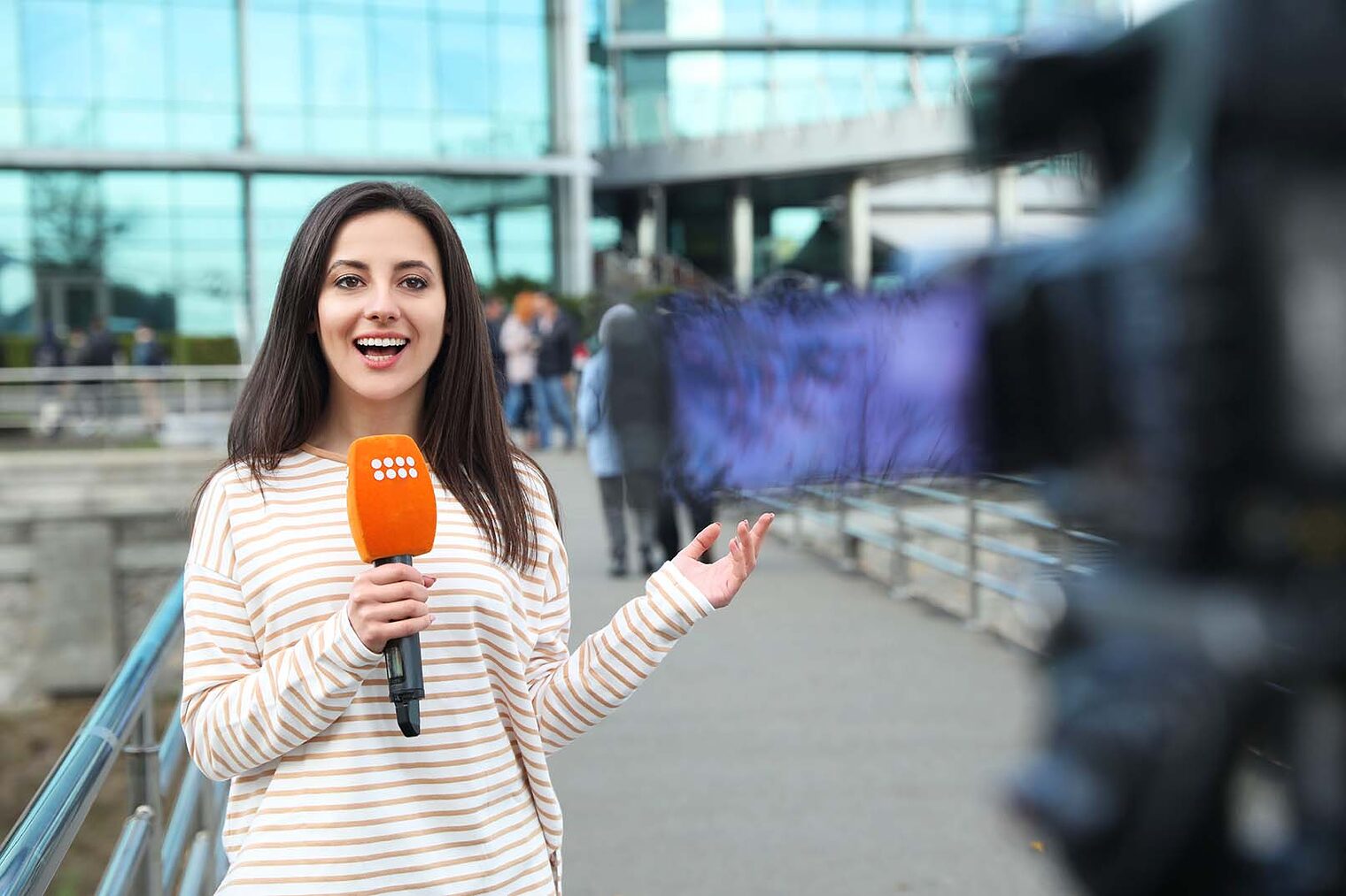Young female journalist with microphone working on city street Schlagwort(e): equipment, occupation, profession, job, work, anchor, talk, technology, reportage, camera, microphone, street, smiling, happy, person, female, woman, caucasian, adult, speaker, show, report, live, coverage, breaking, announcer, presenter, tv, press, video, journalism, interview, reporting, reporter, newscast, journalist, correspondent, awareness, broadcasting, television, news, media, communication, working, professional, city, young, outdoors, day, equipment, occupation, profession, job, work, anchor, talk, technology, reportage, camera, microphone, street, smiling, happy, person, female, woman, caucasian, adult, speaker, show, report, live, coverage, breaking, announcer, presenter, tv, press, video, journalism, interview, reporting, reporter, newscast, journalist, correspondent, awareness, broadcasting, television, news, media, communication, working, professional, city, young, outdoors, day