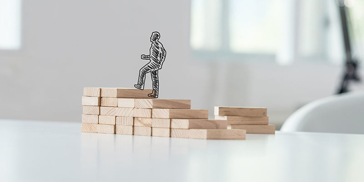 Wide view image of hand drawn silhouette of a businessman climbing up the steps made of wooden pegs on a business office desk. Schlagwort(e): promotion, ambition, education, business, career, upward, success, up, moving, businessman, stairs, step, achievement, development, progress, climbing, growth, walking, climb, successful, professional, confident, opportunity, challenge, grow, forward, graduation, effort, improvement, determination, motivation, life, strategy, direction, associate, knowledge, advance, breakthrough, process, aspiration, personal, wide, view, wooden, steps, stairway, concept, silhouette, office, desk, drawn
